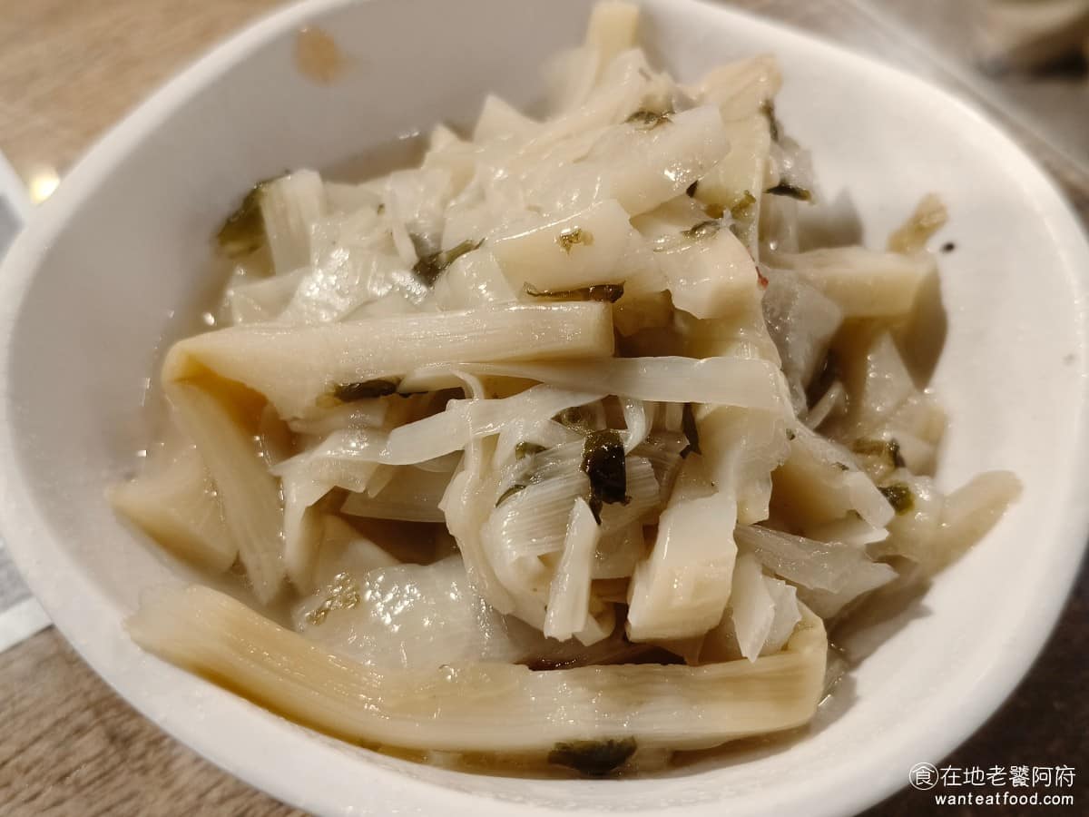 西門金鋒魯肉飯 西門金鋒魯肉飯菜單 西門金鋒魯肉飯推薦 萬華區美食 萬華美食 西門美食 滷筍絲 帶點酸香味,筍肉口感細嫩、清脆,實際吃到的一份看起來小小的,但密度高吃起來份量感不差,滷得不油膩,酸味沒那麼明顯,味道偏普通,配飯吃還算順口。 @在地老饕阿府