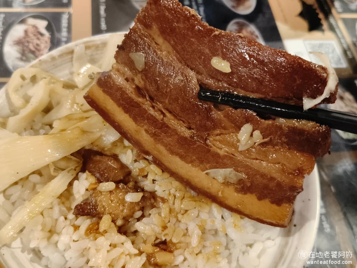 西門金鋒魯肉飯 西門金鋒魯肉飯菜單 西門金鋒魯肉飯推薦 萬華區美食 萬華美食 西門美食 因為拿到的肥肉比例是隨機的,所以如果要點控肉的話,要有吃起來太肥或太瘦的心理準備,像我這份,控肉就很硬。 @在地老饕阿府