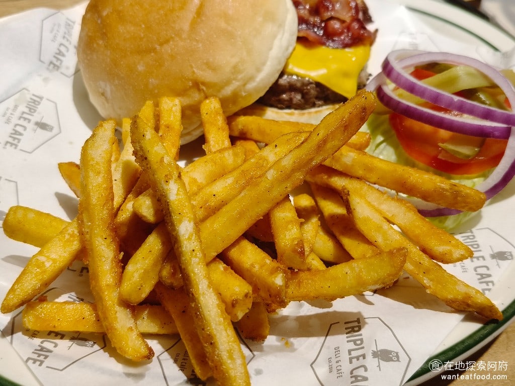 Triple Cafe Cafe菜單 Cafe價格 內湖區美食 內湖美食 大湖公園美食 漢堡富的炸薯條 薯條的份量給得非常澎湃，外皮非常香脆，吃起來還不錯。 @在地老饕阿府