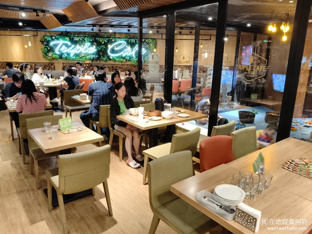 Triple Cafe Cafe菜單 Cafe價格 內湖區美食 內湖美食 大湖公園美食 店內的座位安排也非常多樣，有雙人座、適合家庭聚餐的大圓桌，還有沙發座椅。人多客滿的時候，會覺得講話聲音比較大。除了店內的座位之外，還有戶外用餐區，特別適合帶寵物來用餐的人。 @在地老饕阿府