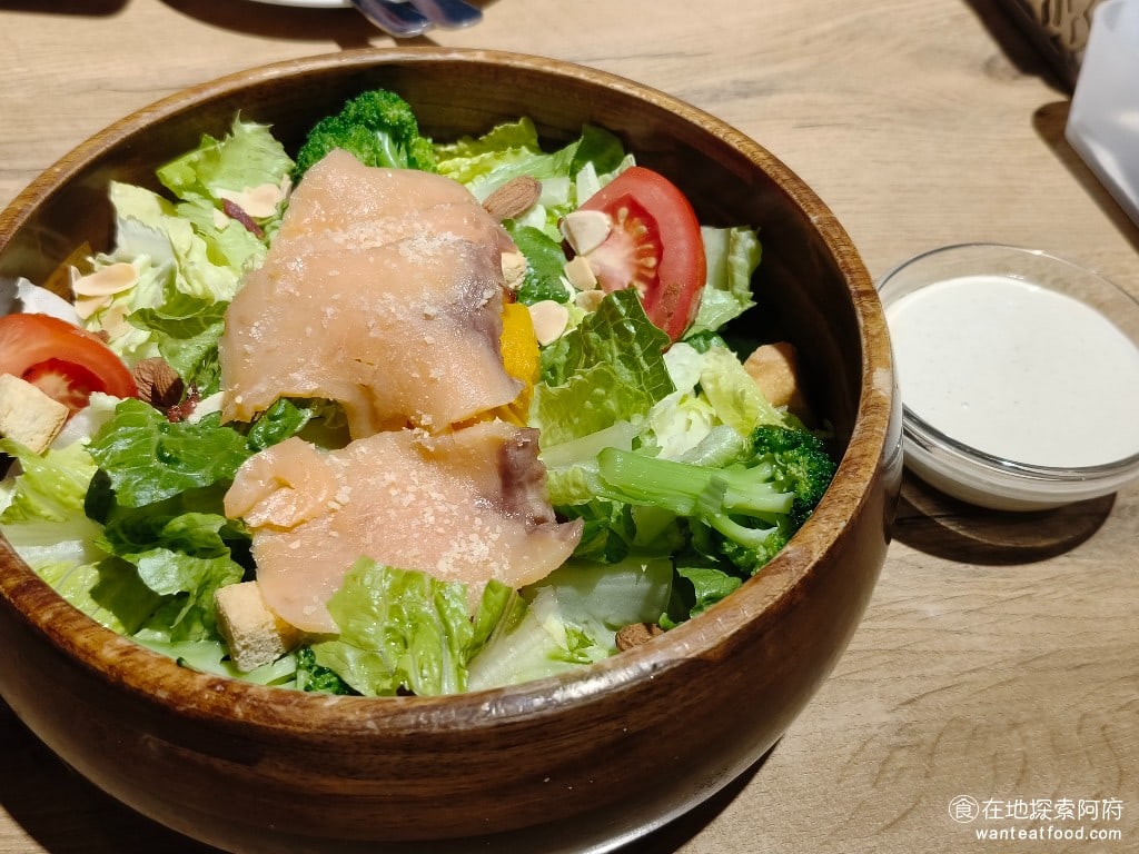 Triple Cafe Cafe菜單 Cafe價格 內湖區美食 內湖美食 大湖公園美食 燻鮭魚蘿蔓凱撒沙拉 沙拉的份量給得非常多，裡面有滿滿的生菜、南瓜、番茄、花椰菜，煙燻鮭魚片也給得非常大方，肉質非常鮮美。 @在地老饕阿府