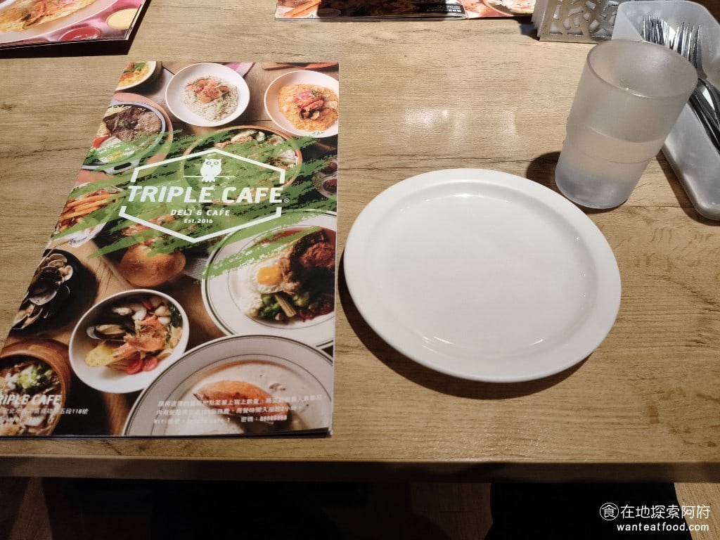 Triple Cafe Cafe菜單 Cafe價格 內湖區美食 內湖美食 大湖公園美食 桌面的餐具 @在地老饕阿府