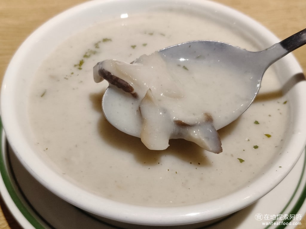Triple Cafe Cafe菜單 Cafe價格 內湖區美食 內湖美食 大湖公園美食 裡面還吃得到蘑菇，味道非常香濃可口。 @在地老饕阿府