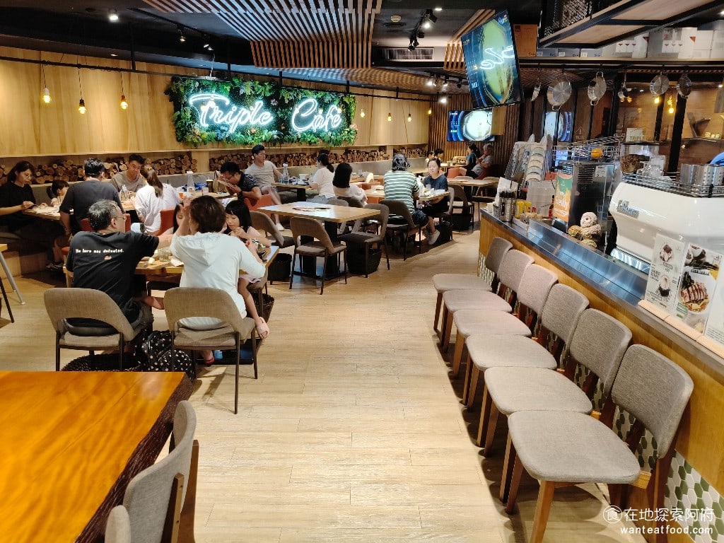 Triple Cafe Cafe菜單 Cafe價格 內湖區美食 內湖美食 大湖公園美食 店內的空間是以木頭工業風格為主，打造出在小木屋中用餐的環境，正好在大湖公園的對面，所以非常有大自然的用餐氛圍。 @在地老饕阿府