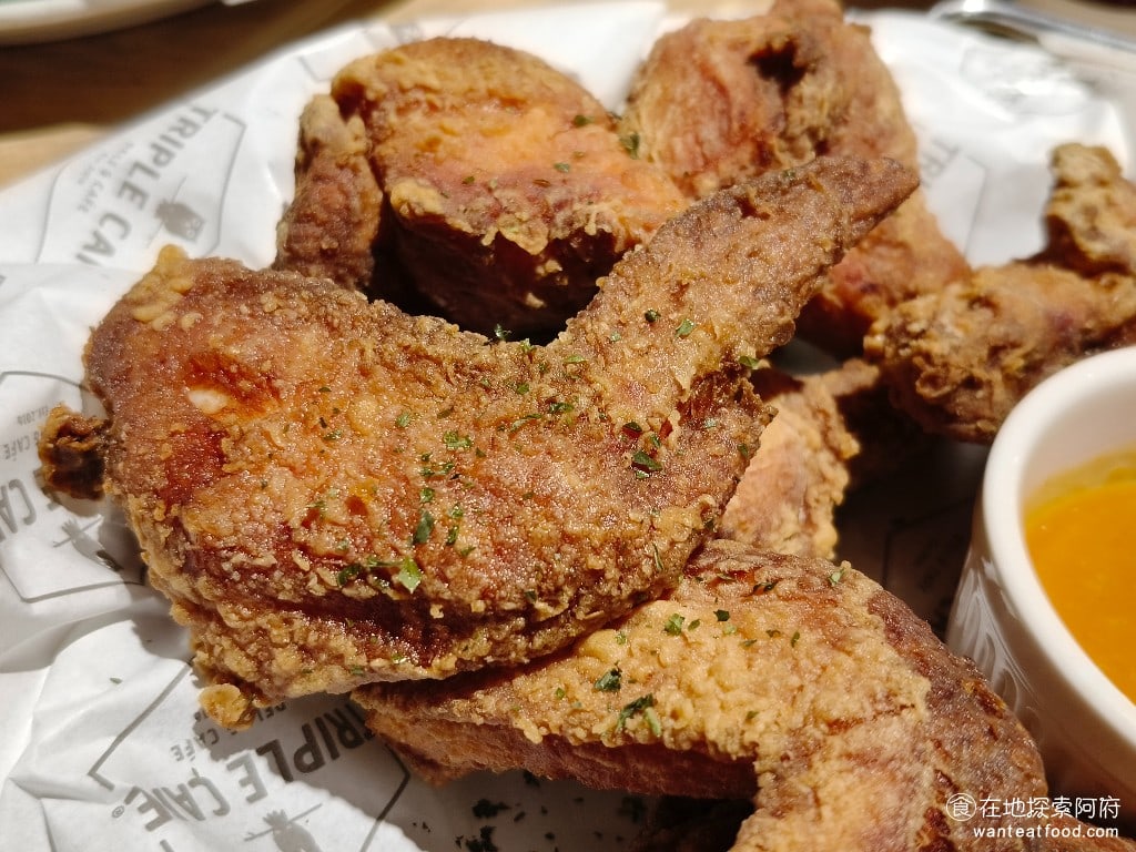 Triple Cafe Cafe菜單 Cafe價格 內湖區美食 內湖美食 大湖公園美食 水牛城辣味炸雞翅 外皮炸得非常酥脆，裡面的肉質口感也非常軟嫩，如果怕辣的話，建議不要沾醬，因為辣醬的味道特別辣。 @在地老饕阿府