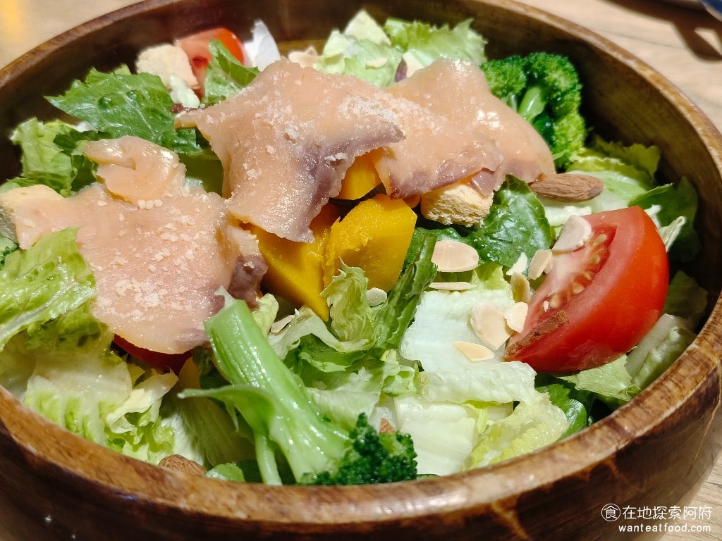 Triple Cafe Cafe菜單 Cafe價格 內湖區美食 內湖美食 大湖公園美食 鹹香的鮭魚，和清爽的蔬菜，搭配得非常好。 @在地老饕阿府