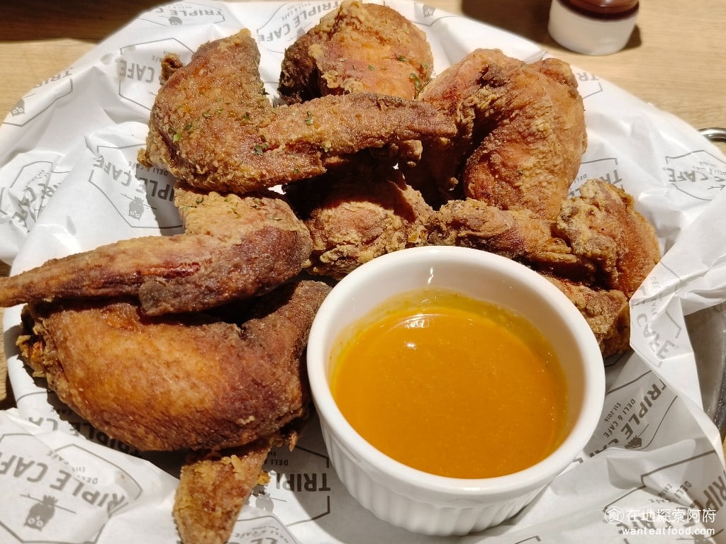 Triple Cafe Cafe菜單 Cafe價格 內湖區美食 內湖美食 大湖公園美食 炸雞翅口感上來說是還不錯，只不過裡面的雞肉，感覺醃得不夠味，所以味道比較淡。 @在地老饕阿府