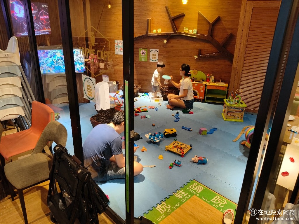 Triple Cafe Cafe菜單 Cafe價格 內湖區美食 內湖美食 大湖公園美食 這間店最大的特色，就是對親子以及寵物的友善態度，特地為兒童打造了兒童遊戲間，雖然空間不大，但裡面有各式各樣的玩具、圖書、繪本，還有電視播放卡通節目。坐在遊戲區旁邊會比較吵一點，光是聽兒童遊玩的聲音就知道他們玩得非常開心。 @在地老饕阿府
