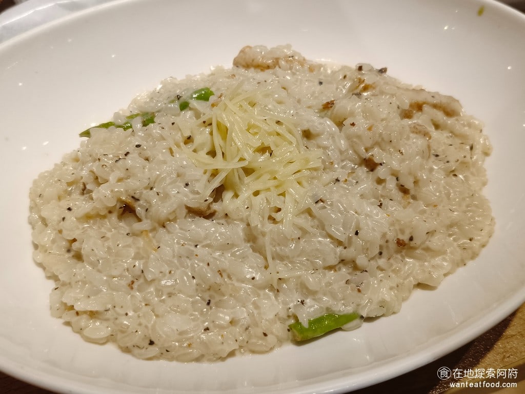 Triple Cafe Cafe菜單 Cafe價格 內湖區美食 內湖美食 大湖公園美食 黑松露奶油雞肉燉飯 我們幾年前每次來，都會點他的松露奶油燉飯，因為味道非常濃印象深刻，但這一次來，感覺味道也變淡了。 @在地老饕阿府