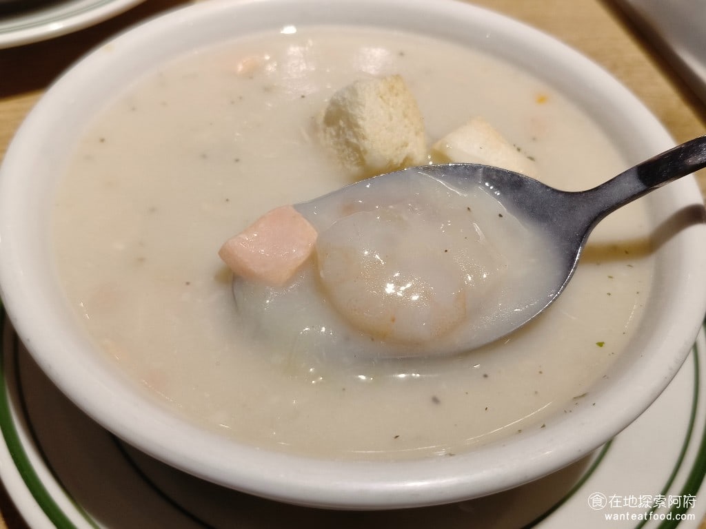 Triple Cafe Cafe菜單 Cafe價格 內湖區美食 內湖美食 大湖公園美食 裡面有滿滿的鮭魚，還有一隻蝦仁，奶油的味道比較清淡。 @在地老饕阿府
