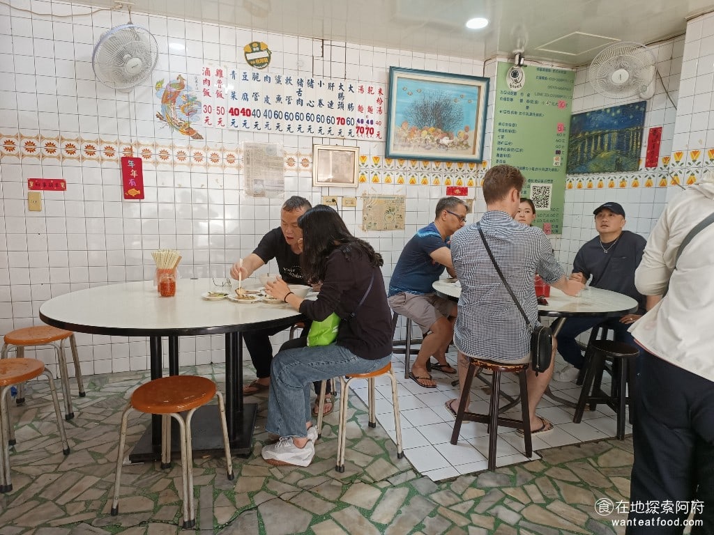 劍潭勇伯米粉湯 士林美食 台灣小吃 每到中午，《劍潭勇伯米粉湯》的生意都非常好，店內總是坐滿了客人，還常常可以看到有當地人帶外國人來《劍潭勇伯米粉湯》用餐。 @在地老饕阿府