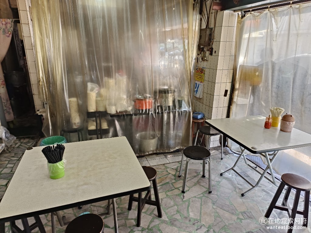 劍潭勇伯米粉湯 士林美食 台灣小吃 《劍潭勇伯米粉湯》右邊是廚房，左邊是用餐區。廚房的地方燈光非常昏暗，左邊用餐區的燈光則比較明亮。 @在地老饕阿府