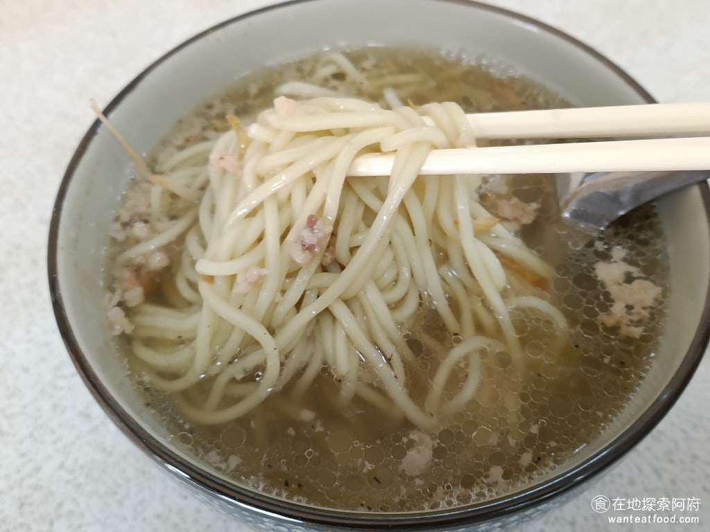 劍潭勇伯米粉湯 士林美食 台灣小吃 最晚面的價格是 40 元。如果以 CP 值來看，裡面的麵非常多，也加了很多份量，非常充足，算是這碗麵的優點。 @在地老饕阿府