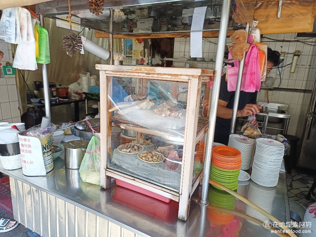 劍潭勇伯米粉湯 士林美食 台灣小吃 現在在台北賣米粉湯的店家越來越少了，想要找到好吃的米粉湯非常困難。因此，今天來的目的就是想吃吃看《劍潭勇伯米粉湯》的評價如何。 @在地老饕阿府