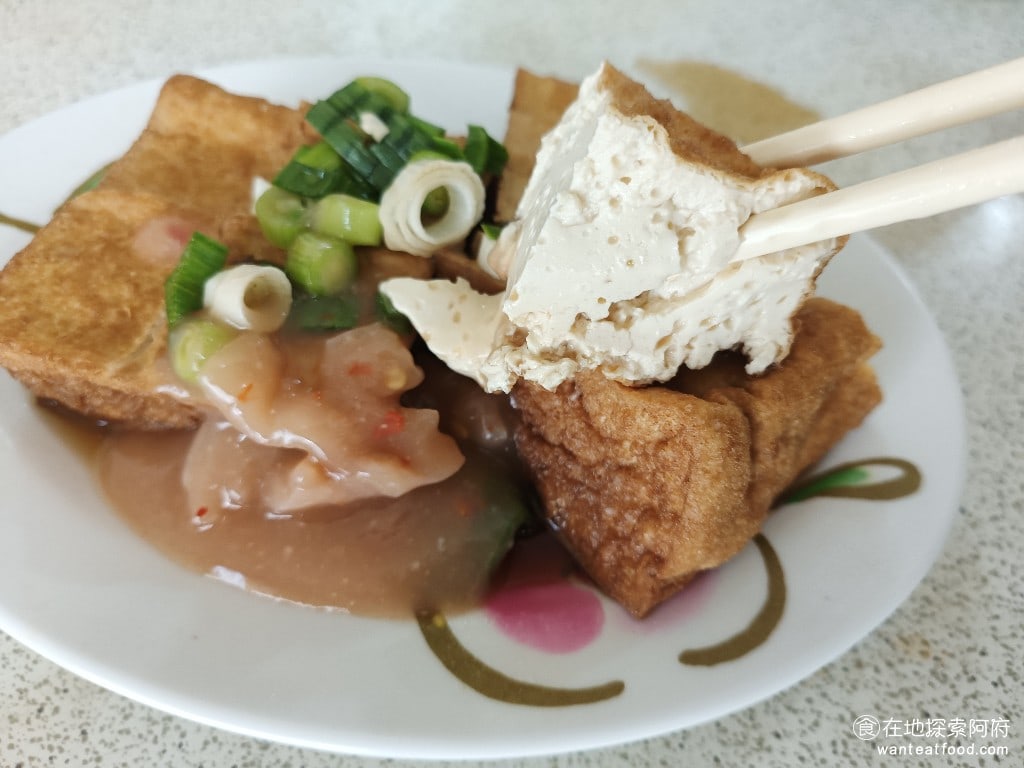 劍潭勇伯米粉湯 士林美食 台灣小吃 油豆腐搭配醬油和甜辣醬的味道非常好，只是豆腐本身有微微的酸味。 @在地老饕阿府