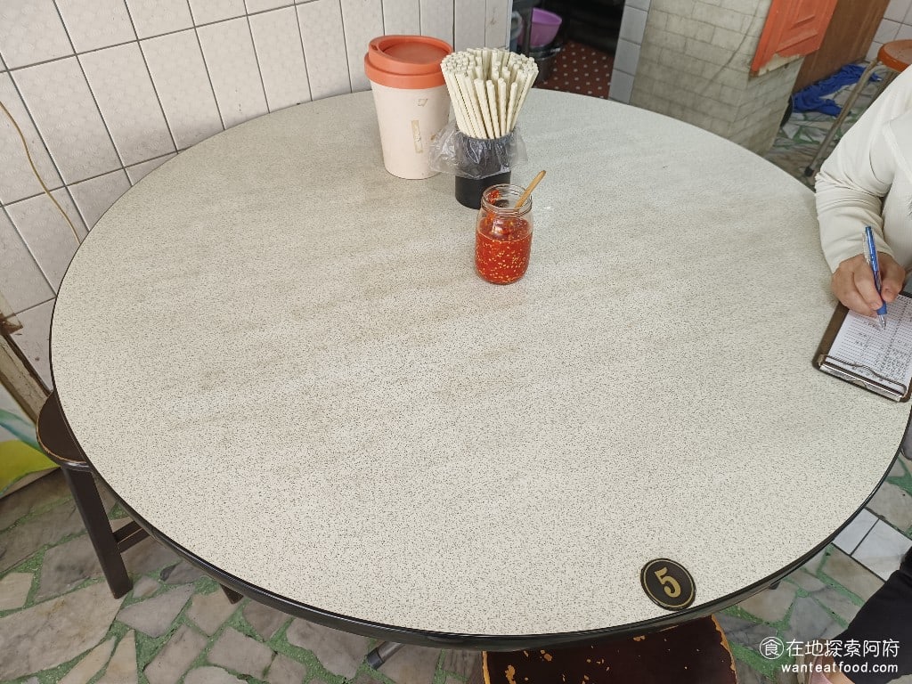 劍潭勇伯米粉湯 士林美食 台灣小吃 店內有很多大圓桌，所以在中午尖峰的用餐時間，有很大的可能要和其他人併桌。桌椅都還算新，桌面也非常乾淨寬敞。 @在地老饕阿府