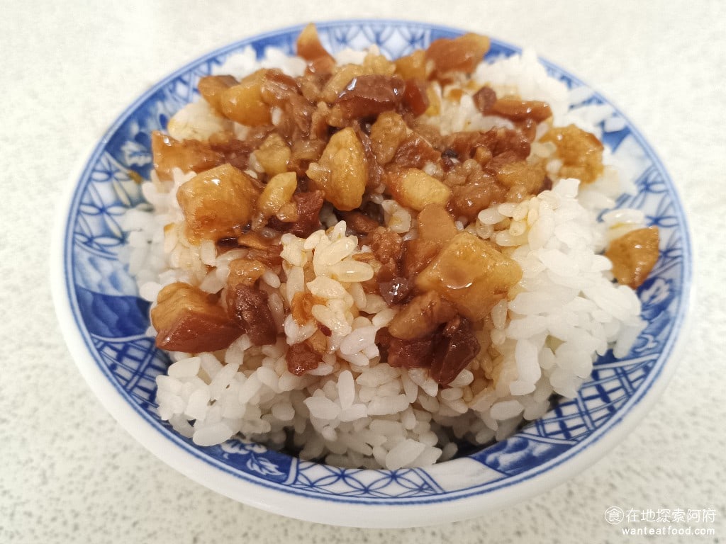 劍潭勇伯米粉湯 士林美食 台灣小吃 滷肉飯 滷肉飯一碗是 30 元。《劍潭勇伯米粉湯》的滷肉飯我不是很推薦，因為它的滷肉吃起來有很重的豬肉味，而且還會有一股酸酸的味道。 @在地老饕阿府