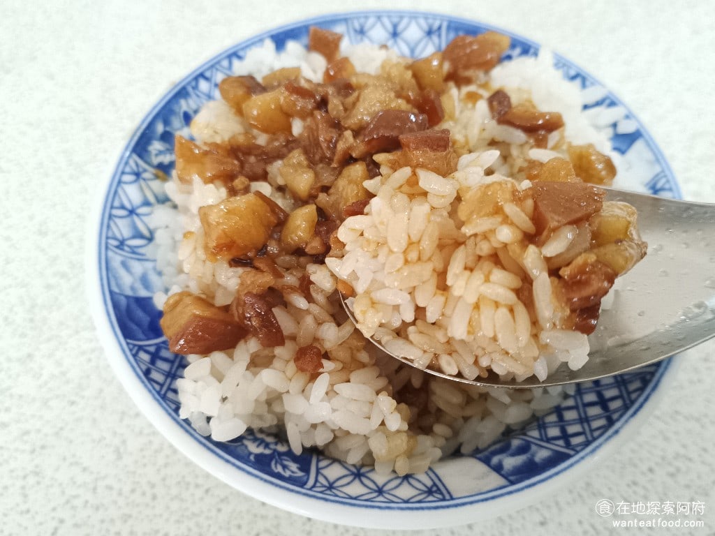 劍潭勇伯米粉湯 士林美食 台灣小吃 《劍潭勇伯米粉湯》的滷肉飯吃起來比較油膩，而且他的米飯也沒有煮得很軟，米心沒有熟透，搭配起來口感很差，所以我吃了幾口就沒再吃了。 @在地老饕阿府