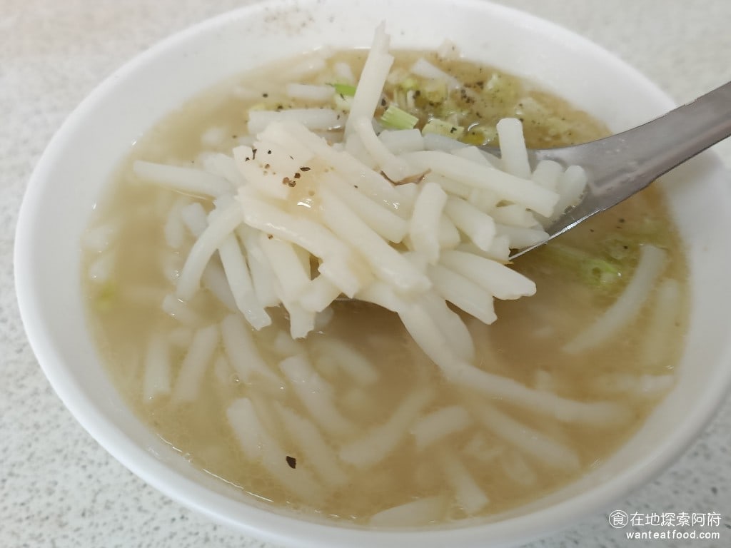 劍潭勇伯米粉湯 士林美食 台灣小吃 《劍潭勇伯米粉湯》的米粉是比較粗的。而且份量給得非常多，整碗吃下來非常地飽足。 @在地老饕阿府