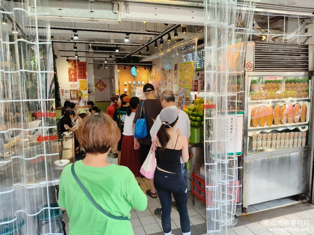 龍都冰菓專業家 龍都冰菓專業家菜單 龍都冰菓專業家推薦 萬華區美食 萬華美食 龍山寺美食 甜點點心 《龍都冰菓專業家》創立於 1920 年,由創辦人李天生一手打造。早期龍都位於艋舺龍山商場內,那時候還沒有捷運。後來龍山商場拆掉,龍都就搬到龍山寺附近的廣州街夜市繼續營業。 2020 年因為租金問題,龍都再次搬家到和平西路三段現址。 @在地老饕阿府