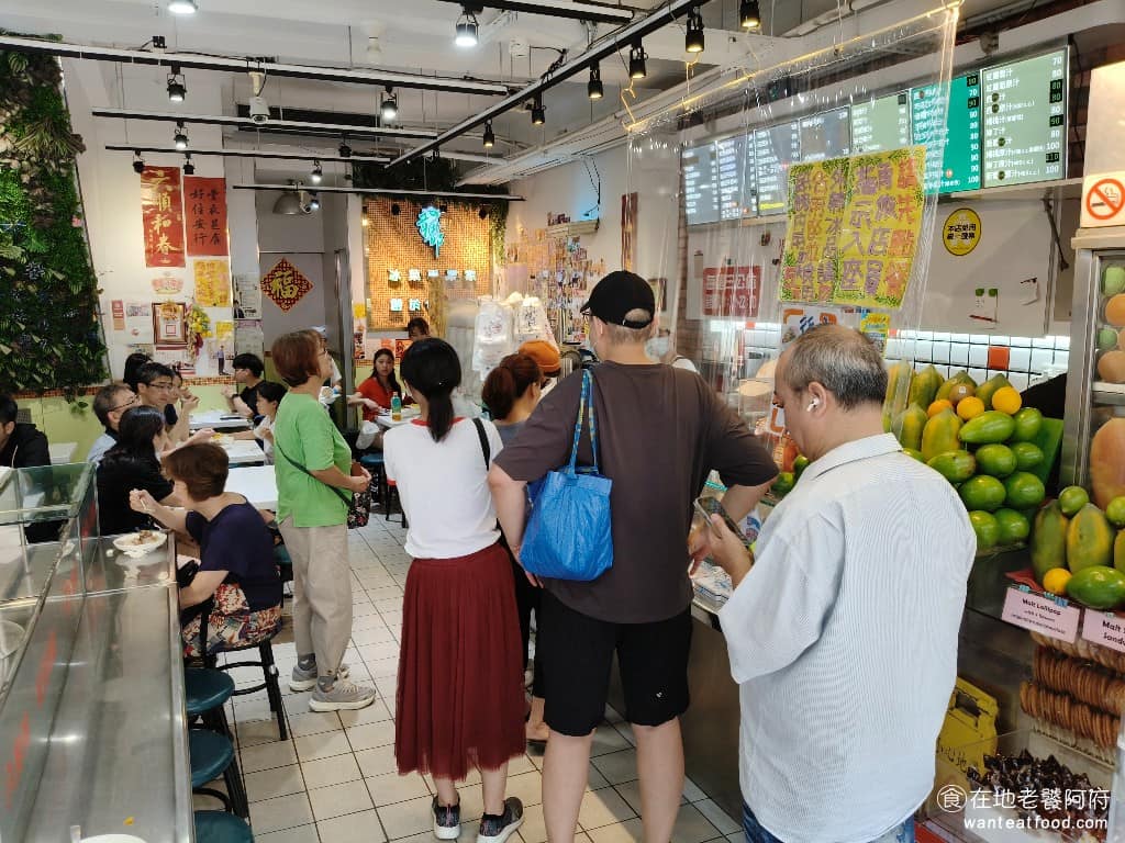 龍都冰菓專業家 龍都冰菓專業家菜單 龍都冰菓專業家推薦 萬華區美食 萬華美食 龍山寺美食 甜點點心 店內分成左右兩個櫃檯,右邊是冰品和果汁區,左邊冬天時會變成熱甜湯櫃檯,夏天則會拆掉改成座位區。雖然現在位置沒有廣州街夜市那麼熱鬧,但老客人還是照樣追著過來,中午和下午的用餐時間,和以前一樣需要排隊,但通常翻桌率很快,都不會排很久,總之來了就直接排下去就對了,因為絕對不會讓你失望。 @在地老饕阿府