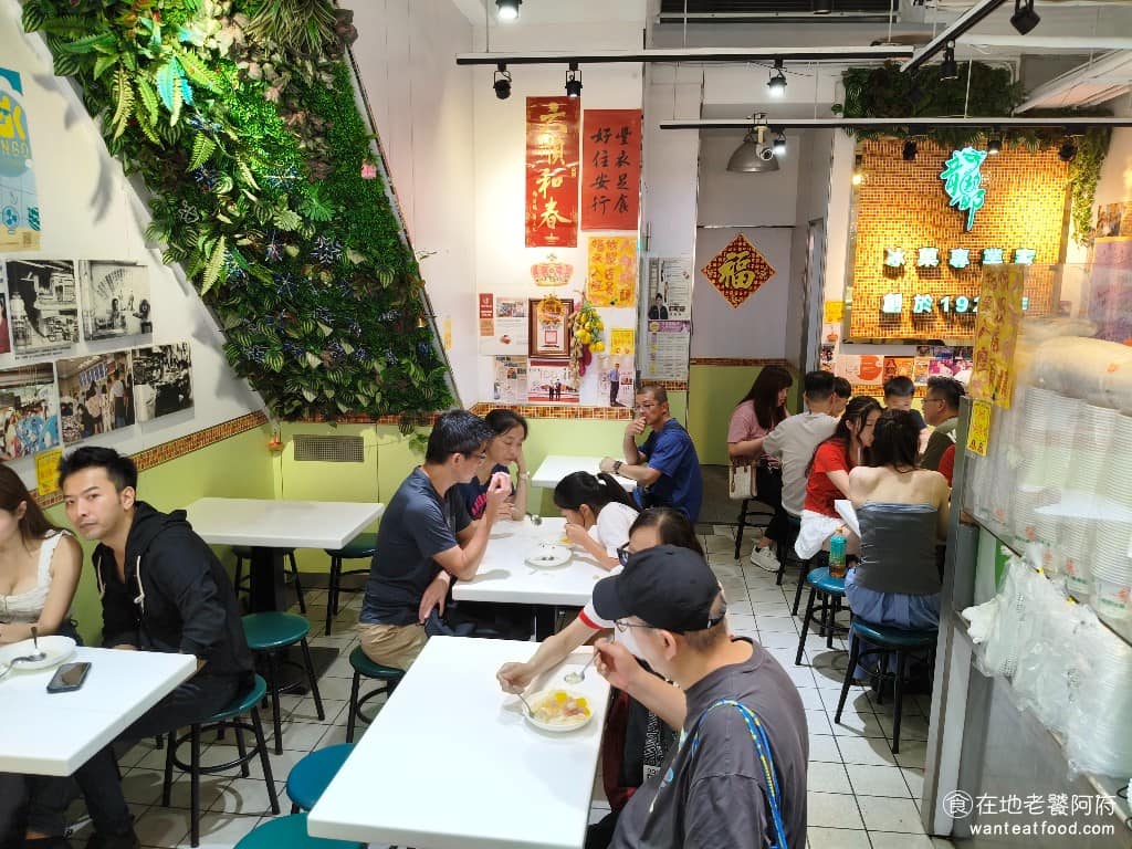 龍都冰菓專業家 龍都冰菓專業家菜單 龍都冰菓專業家推薦 萬華區美食 萬華美食 龍山寺美食 甜點點心 走進龍都第一眼就會被門口擺滿的新鮮水果吸引,這是傳統冰果室的標準配備,店內用色彩鮮豔的水果,加上綠葉,營造清新的氛圍。 @在地老饕阿府