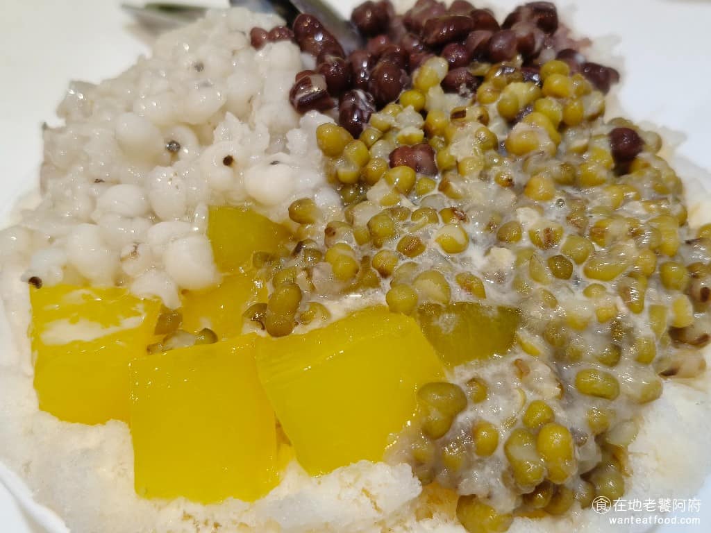 龍都冰菓專業家 龍都冰菓專業家菜單 龍都冰菓專業家推薦 萬華區美食 萬華美食 龍山寺美食 甜點點心 這間店可以說是我們在台北吃過最好吃的冰店之一,每一種配料,都不會煮得過軟,豆子粒粒分明,吃起來有顆粒感,甜度也很適中。他的薏仁也超級好吃,吃起來帶有脆度,而且香氣十足。本人其實最怕吃到煮得太爛的豆子和薏仁,這間店火侯控制得非常好,不愧是專業家阿。 @在地老饕阿府