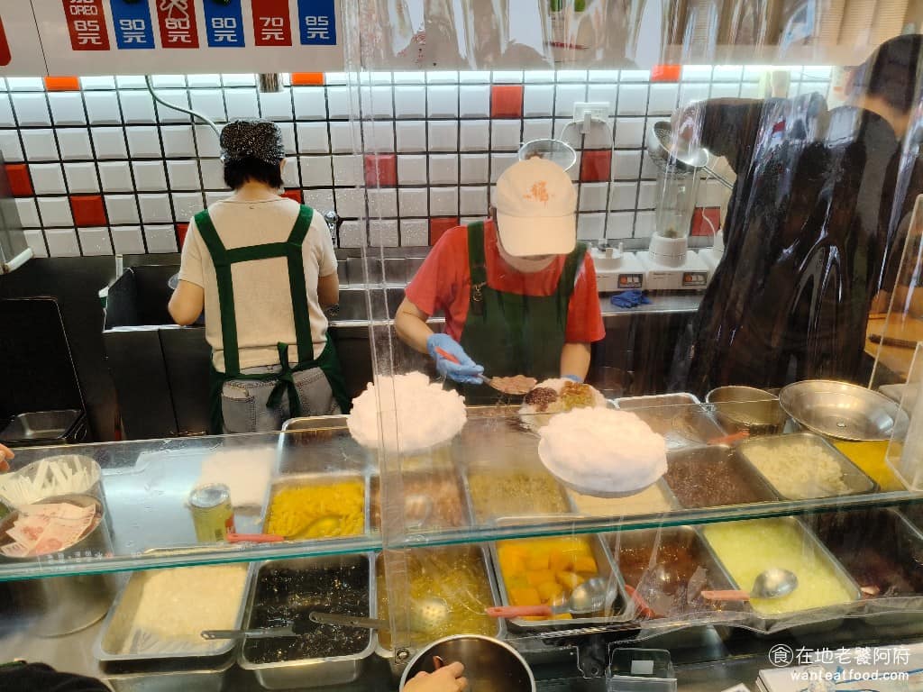 龍都冰菓專業家 龍都冰菓專業家菜單 龍都冰菓專業家推薦 萬華區美食 萬華美食 龍山寺美食 甜點點心 櫃檯上陳列著二十多種配料,從紅豆、綠豆、花生、芋頭,到湯圓、芋圓、脆圓,每種都是店家自己熬煮,不是買現成的成品。 @在地老饕阿府