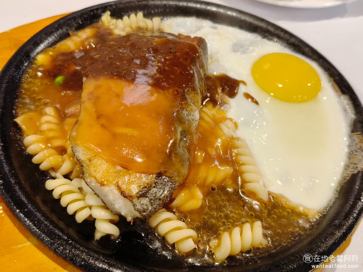 我家牛排松山撫遠店 我家牛排松山撫遠店菜單 我家牛排松山撫遠店推薦 松山區美食 松山美食 扁鱈大比目魚排 除了蘑菇醬以外,還可以搭配黑胡椒醬,鱈魚排份量非常多,愛吃魚的人可以吃得很過癮,魚肉軟嫩,吃起來還算新鮮。 @在地老饕阿府