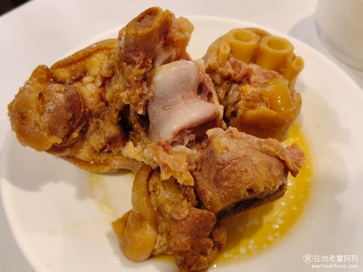 我家牛排松山撫遠店 我家牛排松山撫遠店菜單 我家牛排松山撫遠店推薦 松山區美食 松山美食 滷豬腳 帶骨帶皮的八角味較重,口味偏重豬皮軟爛,不是每個人都吃得慣八角,點之前可以先試一口。 @在地老饕阿府