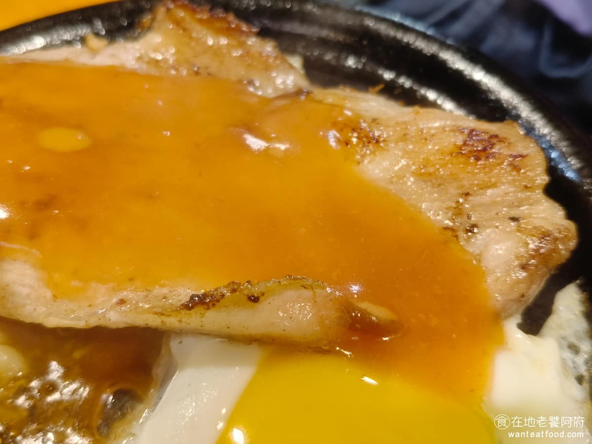我家牛排松山撫遠店 我家牛排松山撫遠店菜單 我家牛排松山撫遠店推薦 松山區美食 松山美食 松阪豬排 我家牛排裡面的全部餐點,個人覺得最好吃的,就是這一份松阪豬,松阪豬和一般豬排一樣,也帶有淡淡的蒜香味,但不一樣的是,它的肉質不只軟嫩,而且非常多汁又Q彈,肥瘦比例剛剛好,每次吃品質也都很穩。 @在地老饕阿府