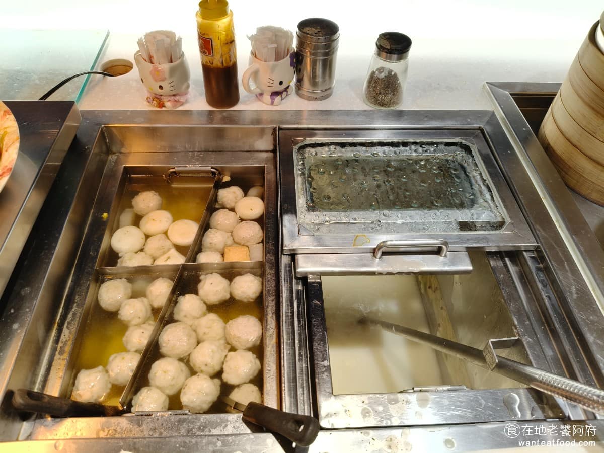 我家牛排松山撫遠店 我家牛排松山撫遠店菜單 我家牛排松山撫遠店推薦 松山區美食 松山美食 關東煮區只有兩樣,一個是貢丸,另一個是香菜丸,旁邊還有玉米濃湯。 @在地老饕阿府