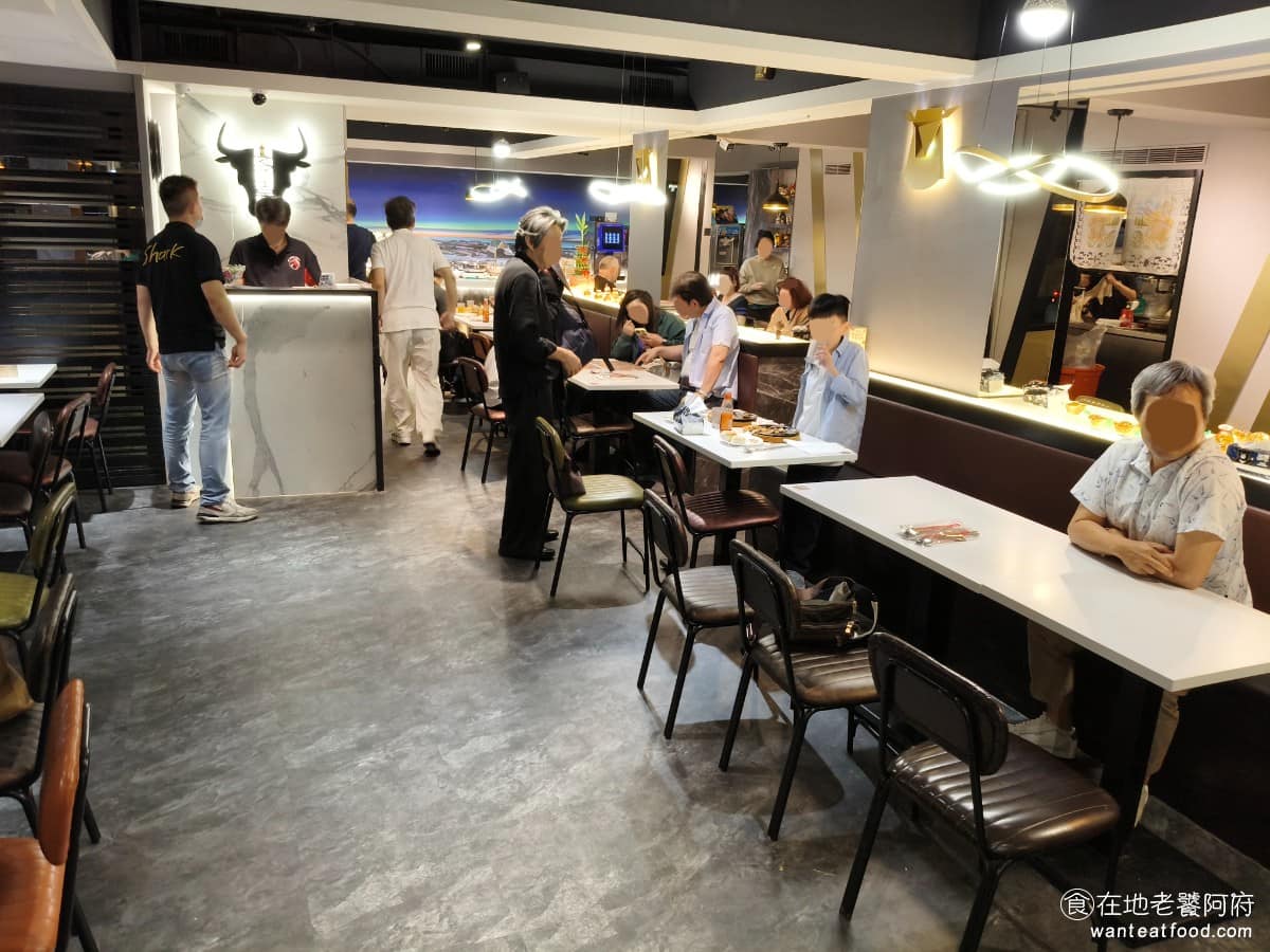 我家牛排松山撫遠店 我家牛排松山撫遠店菜單 我家牛排松山撫遠店推薦 松山區美食 松山美食 撫遠店空間寬敞,桌椅間距夠大,走動取餐不太會互相干擾,整體用餐舒適度在這個價位,算是不錯的,座位以沙發椅為主。 @在地老饕阿府
