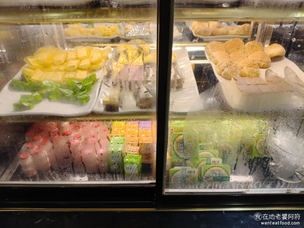 我家牛排松山撫遠店 我家牛排松山撫遠店菜單 我家牛排松山撫遠店推薦 松山區美食 松山美食 甜點區 種類比預期的還多,有泡芙、蜂蜜蛋糕、咖啡蛋糕、橘子巧克力蛋糕、千層派,和綠豆麻糬,最底下還有中華豆花、波蜜芒果百香果汁、芭樂汁,還有養樂多。 @在地老饕阿府
