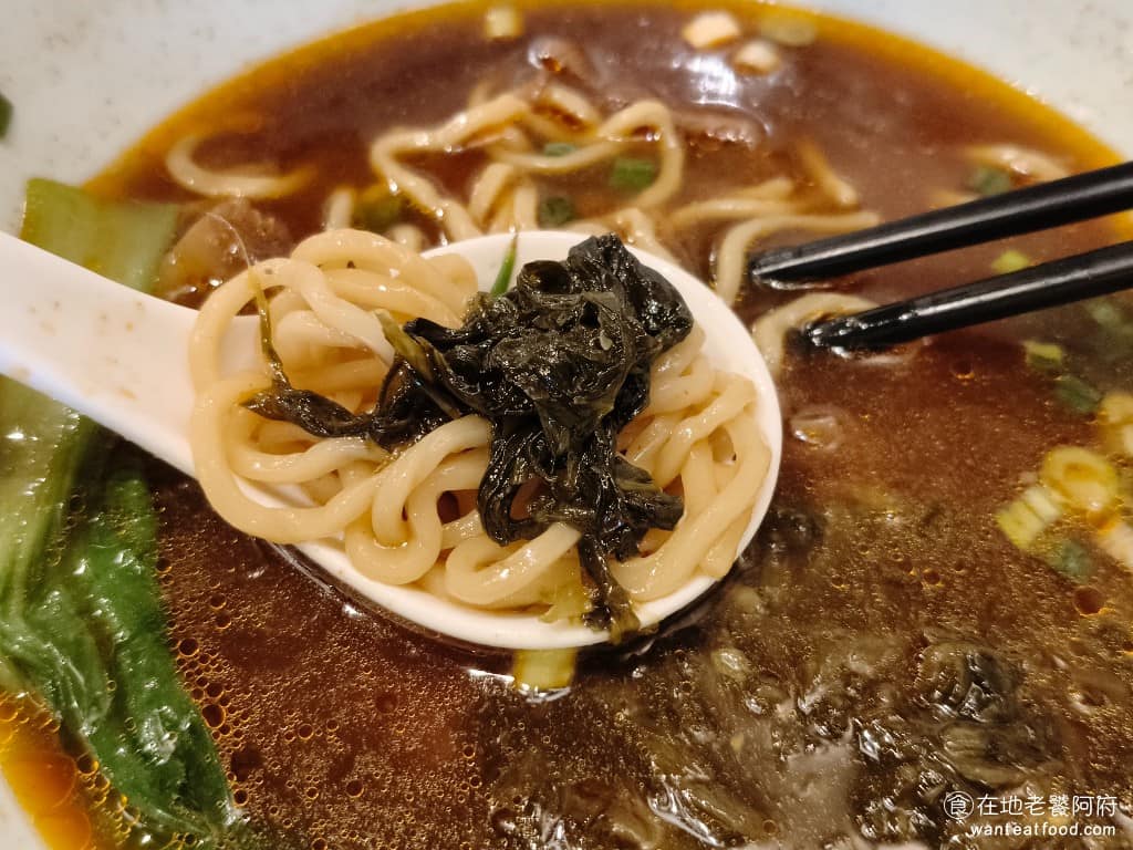 麟德殿牛肉麵 麟德殿牛肉麵菜單 麟德殿牛肉麵推薦 中山區美食 中山美食 台灣小吃 牛肉麵 《麟德殿牛肉麵》的酸菜，可以吃得到整片葉子，是用客家酸菜和榨菜心，拌蒜末、朝天椒翻炒，酸味吃起來非常自然，完全沒有醃製過久的味道。搭配辣味的牛肉麵吃，可以中和一些辣味，吃起來更開胃。麵的份量給得很多，軟硬度控制得剛剛好，算中間偏軟。 @在地老饕阿府