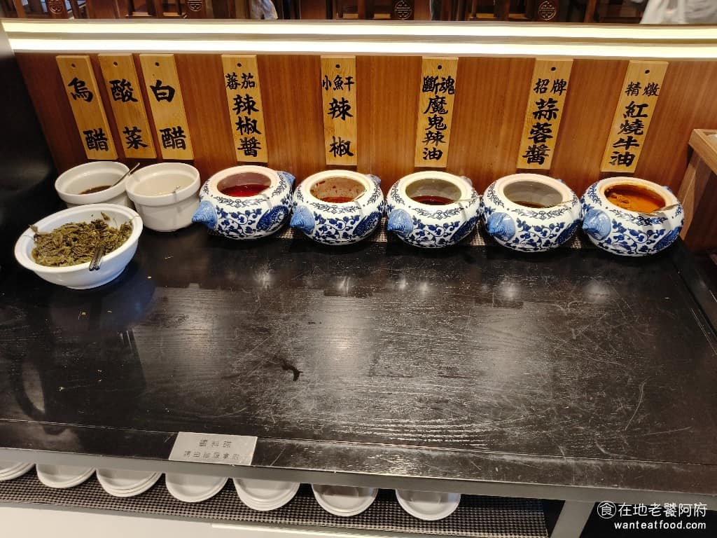 麟德殿牛肉麵 麟德殿牛肉麵菜單 麟德殿牛肉麵推薦 中山區美食 中山美食 台灣小吃 牛肉麵 醬料自助吧，提供客家酸菜、三款辣醬（番茄辣椒醬、小魚乾辣椒、斷魂魔鬼辣油），讓客人自取，愛吃辣的人可以吃到多種口味。 @在地老饕阿府