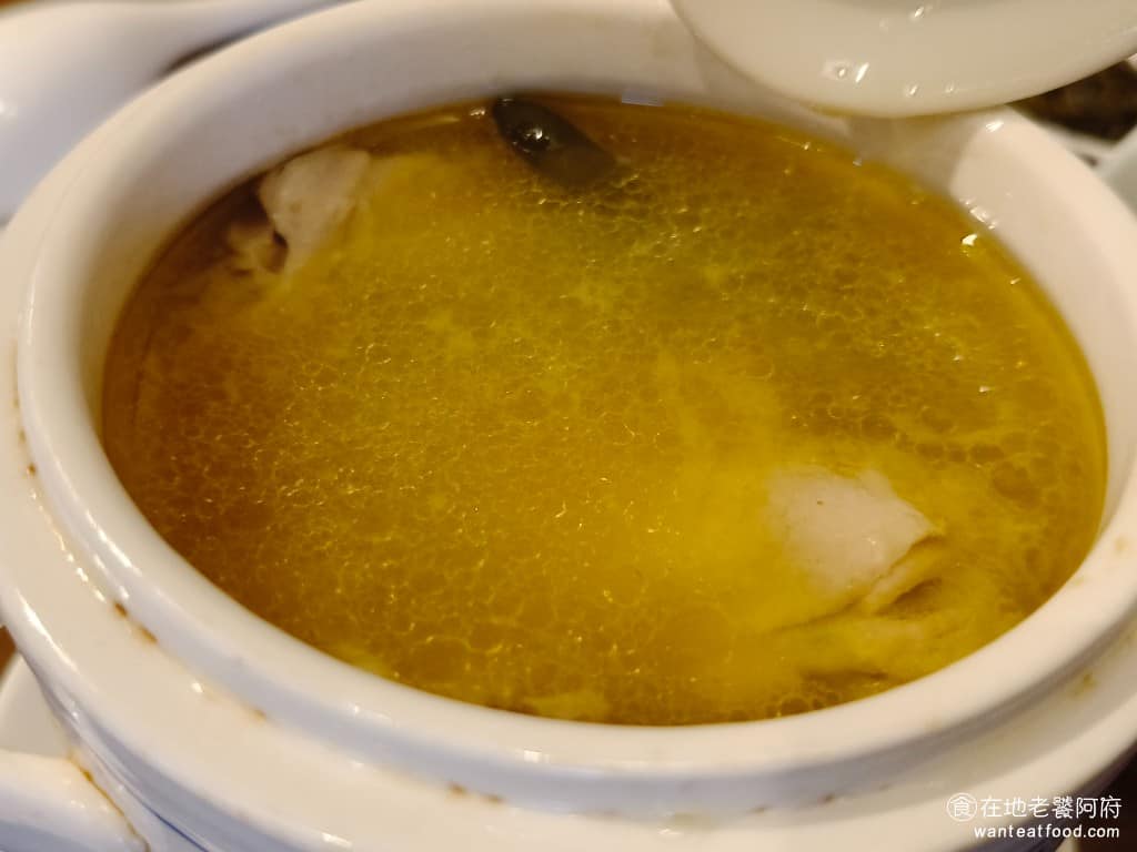 麟德殿牛肉麵 麟德殿牛肉麵菜單 麟德殿牛肉麵推薦 中山區美食 中山美食 台灣小吃 牛肉麵 湯頭是偏辣的，而且薑味非常重，算是重口味的剝皮辣椒雞湯，但個人覺得最大的缺點是，喝起來太油膩了，因為油很多，所以即便過了一段時間喝起來依然超級燙。 @在地老饕阿府