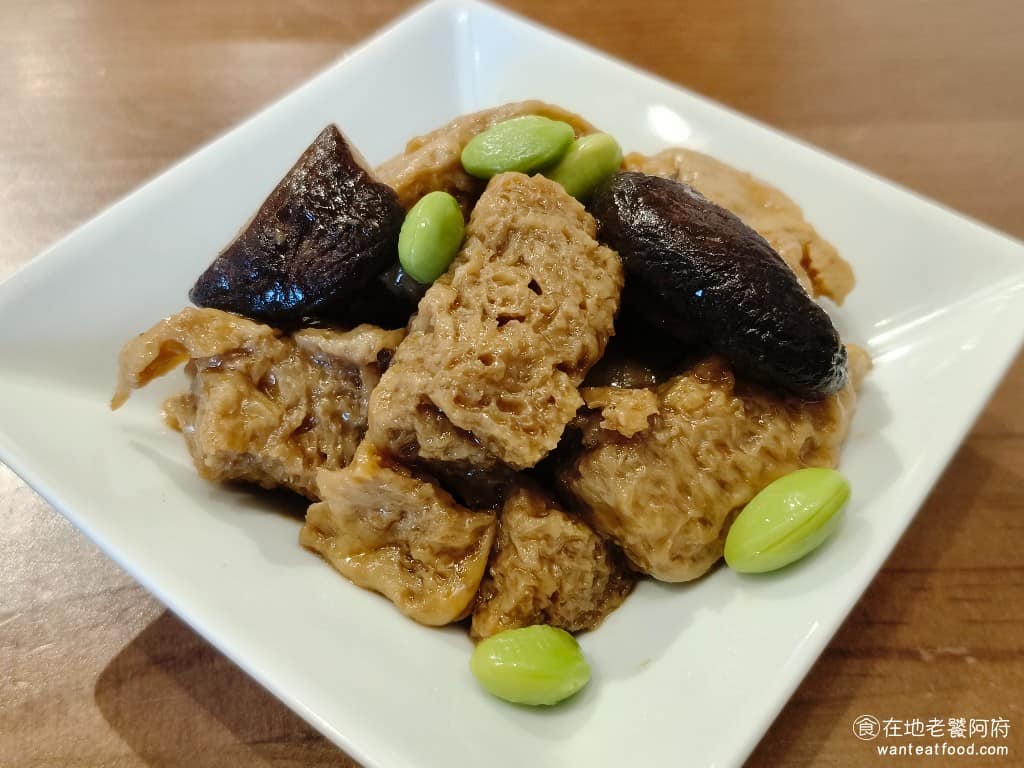 麟德殿牛肉麵 麟德殿牛肉麵菜單 麟德殿牛肉麵推薦 中山區美食 中山美食 台灣小吃 牛肉麵 毛豆香菇烤麩 烤麩的味道還不錯，吃起來有一點偏油，還是鼎泰豐的比較清爽。 @在地老饕阿府