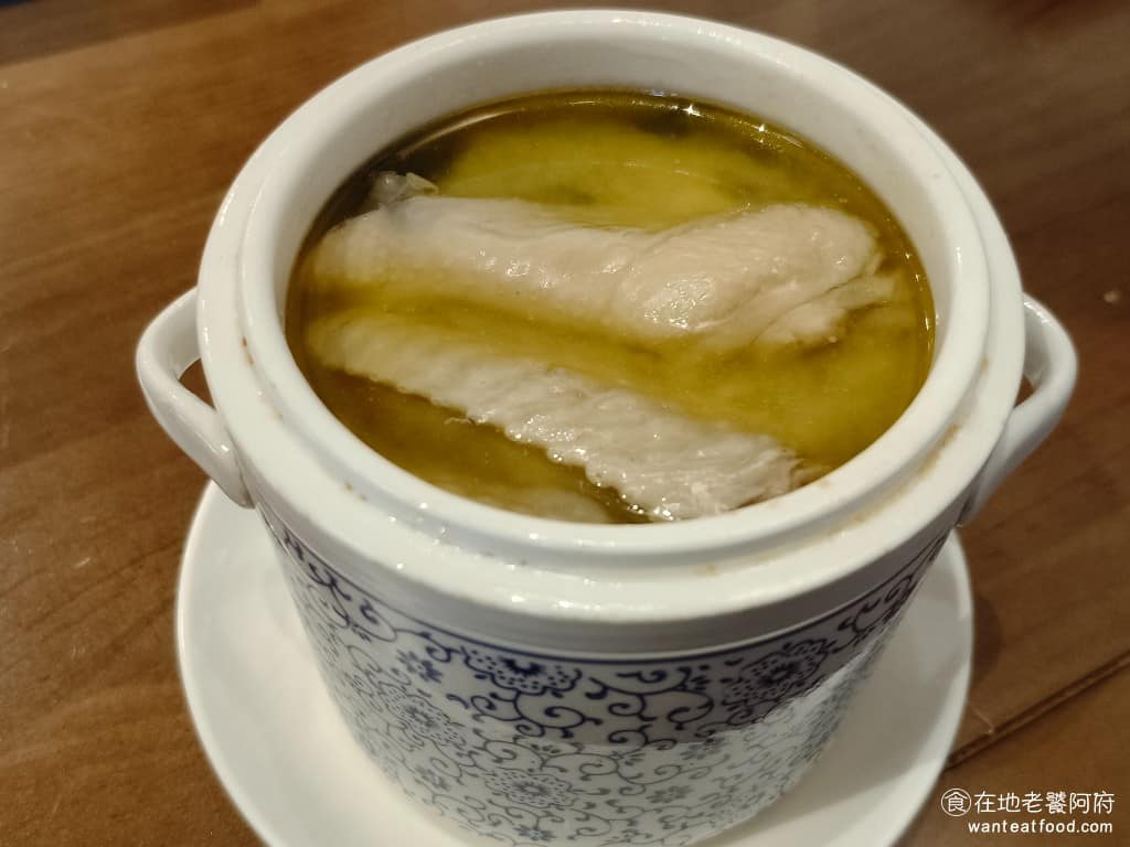 麟德殿牛肉麵 麟德殿牛肉麵菜單 麟德殿牛肉麵推薦 中山區美食 中山美食 台灣小吃 牛肉麵 剝皮辣椒雞湯 雞湯也是這裡的招牌餐點之一，一碗的價格是 150 元，湯碗蠻大的，份量給得很多。 @在地老饕阿府