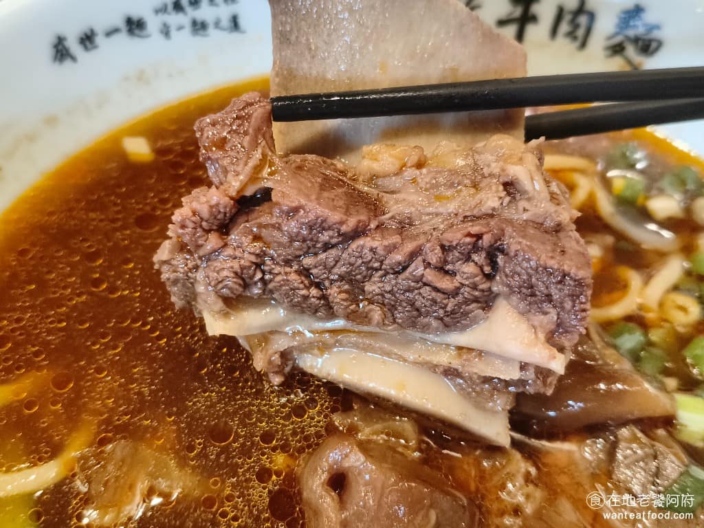 麟德殿牛肉麵 麟德殿牛肉麵菜單 麟德殿牛肉麵推薦 中山區美食 中山美食 台灣小吃 牛肉麵 牛腱肉給得大方，牛肉的部分表現得還不錯，吃起來非常軟，只不過只有一半的肉很軟，另一半完全咬不動。 @在地老饕阿府