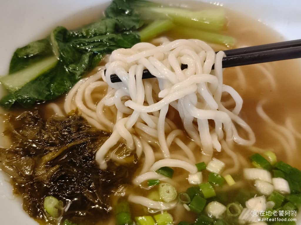 麟德殿牛肉麵 麟德殿牛肉麵菜單 麟德殿牛肉麵推薦 中山區美食 中山美食 台灣小吃 牛肉麵 清燉的湯頭，整體喝起來確實非常清爽，喝得到淡淡的雞湯香味，但相比於一些牛肉麵店的清燉湯頭，《麟德殿牛肉麵》的清燉味道，實在有一點太淡。 @在地老饕阿府