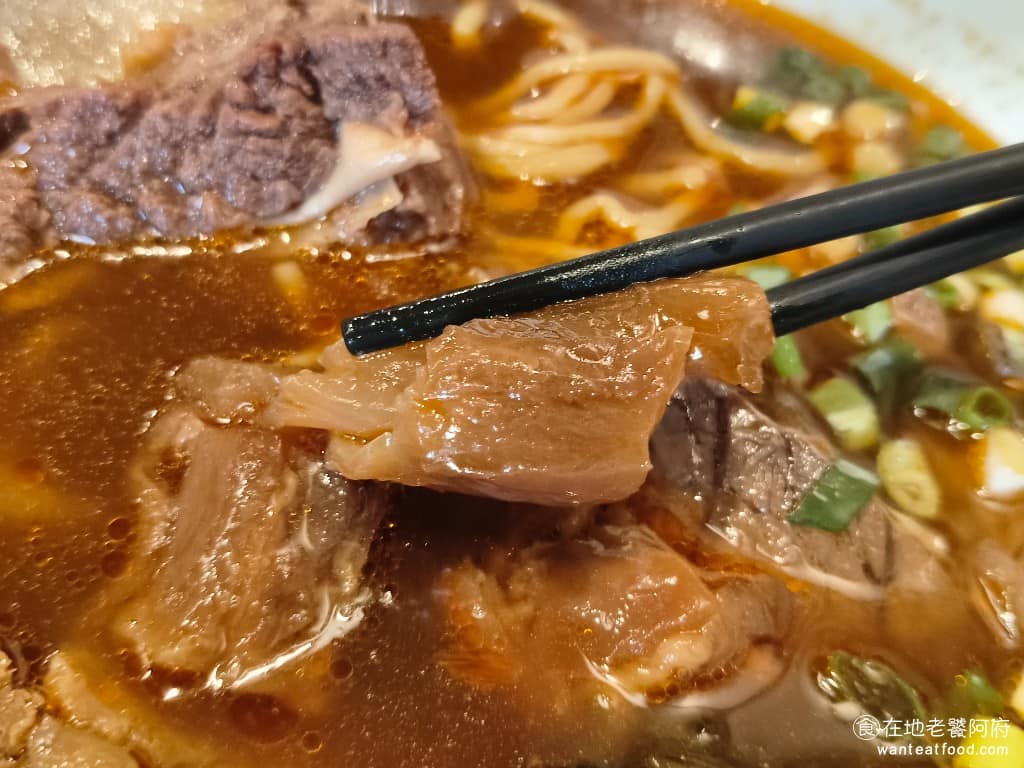 麟德殿牛肉麵 麟德殿牛肉麵菜單 麟德殿牛肉麵推薦 中山區美食 中山美食 台灣小吃 牛肉麵 牛津燉煮得非常軟，而且入味，吃起來膠質滿滿，一碗只要兩百出頭的價格，能給這麼多牛肉和牛筋，CP 值真的很高。 @在地老饕阿府