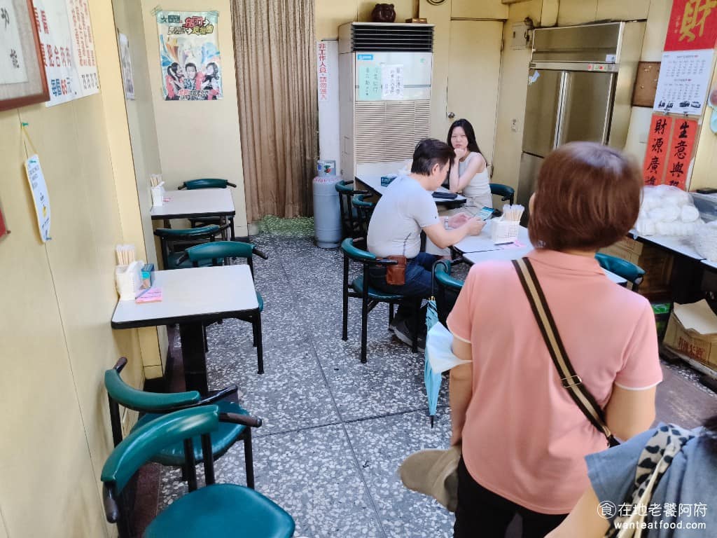 松山割包 松山割包菜單 松山割包推薦 信義區美食 信義美食 松山美食 台灣小吃 割包 四神湯 店面是一樓透天的傳統小吃攤風格，裡面空間不算大，這樣的座位，其實已經足夠了，因為內用通常吃得很快，反而是店家製作割包的速度，會比較慢。 @在地老饕阿府