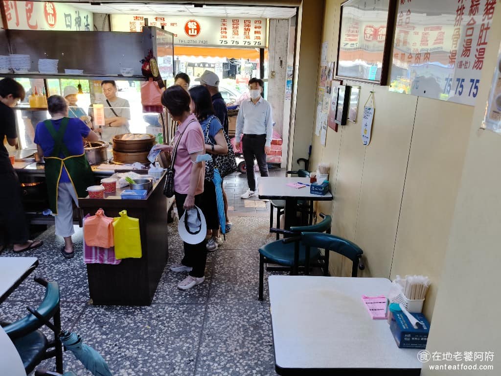松山割包 松山割包菜單 松山割包推薦 信義區美食 信義美食 松山美食 台灣小吃 割包 四神湯 店內有裝一台大大的冷氣，但整間店是對外開放的，冷氣留不住，所以夏天坐在店內，會覺得蠻熱的。 @在地老饕阿府