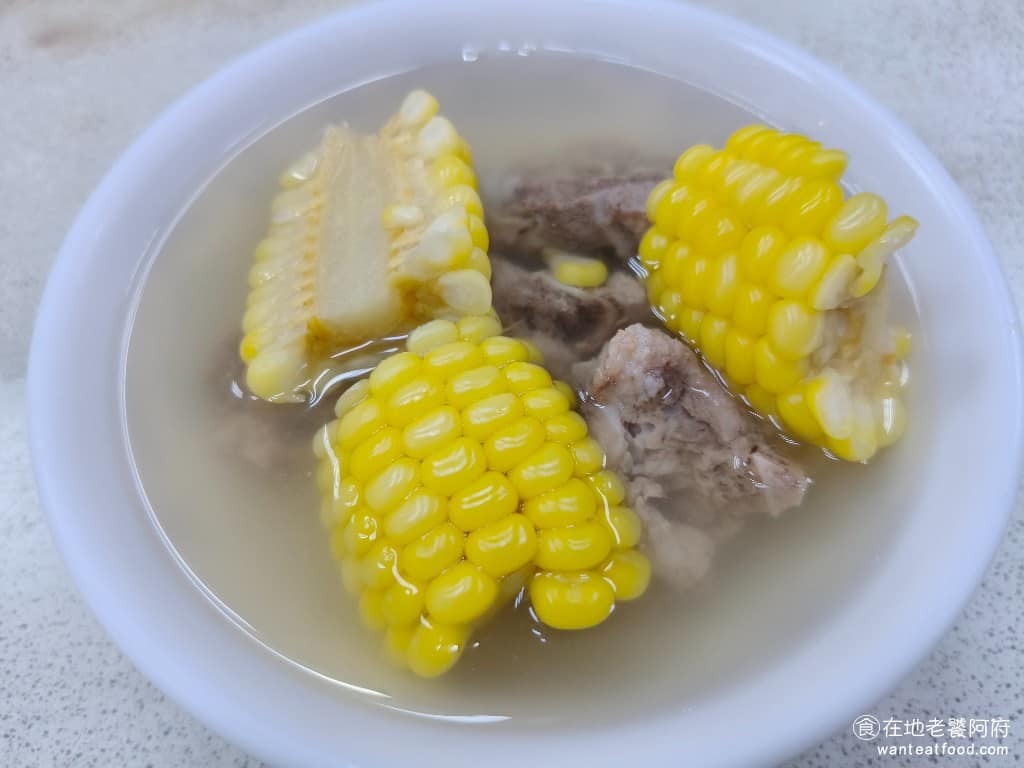 松山割包 松山割包菜單 松山割包推薦 信義區美食 信義美食 松山美食 台灣小吃 割包 四神湯 玉米排骨湯 玉排骨湯的味道真的超棒，個人覺得好喝程度遠大於四神湯，玉米吃起來超級甜，感覺比台大的還甜，而且吃起來口感超級脆，也很新鮮。 @在地老饕阿府