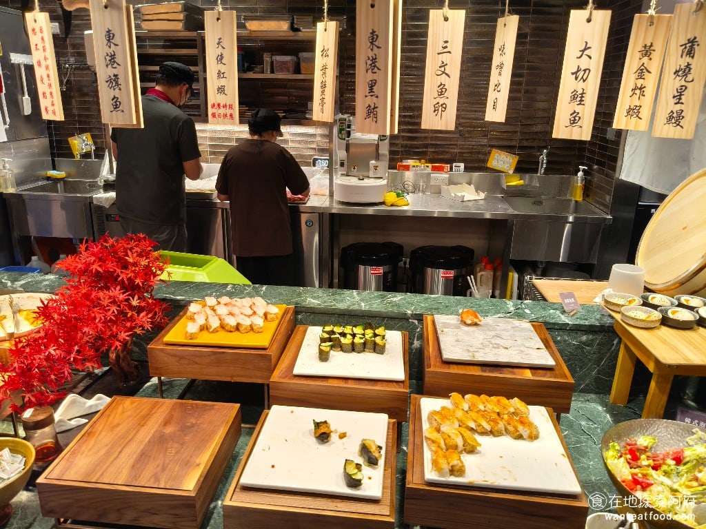 饗麻饗辣PLUS LALAPORT南港店 LALAPORT南港店菜單 壽司區有東港黑鮪魚、天使紅蝦、東港旗魚、松葉蟹膏、味噌比目魚，還有大切鮭魚蒲燒、心滿黃金炸蝦。 @在地老饕阿府