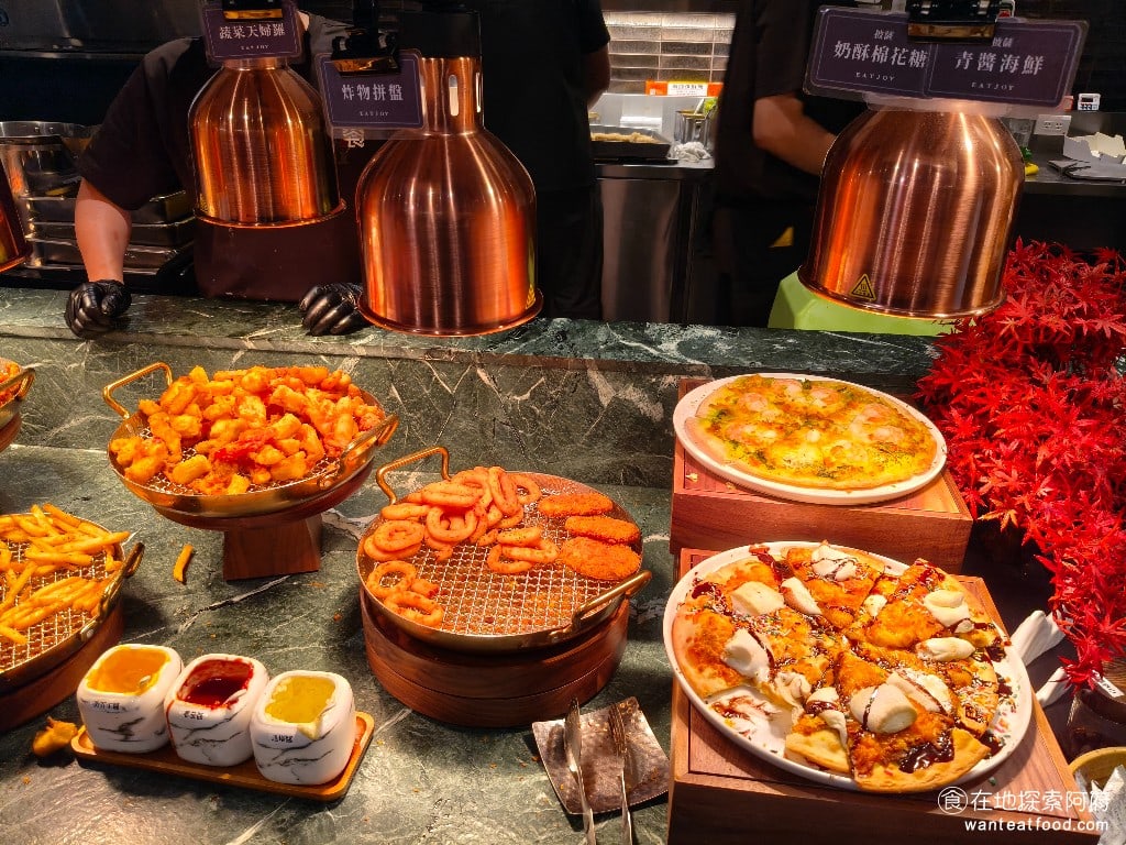 饗麻饗辣PLUS LALAPORT南港店 LALAPORT南港店菜單 青醬海鮮披薩、奶酥棉花糖披薩、炸物拼盤、蔬菜天婦羅、炸牡蠣、炸薯條。 @在地老饕阿府