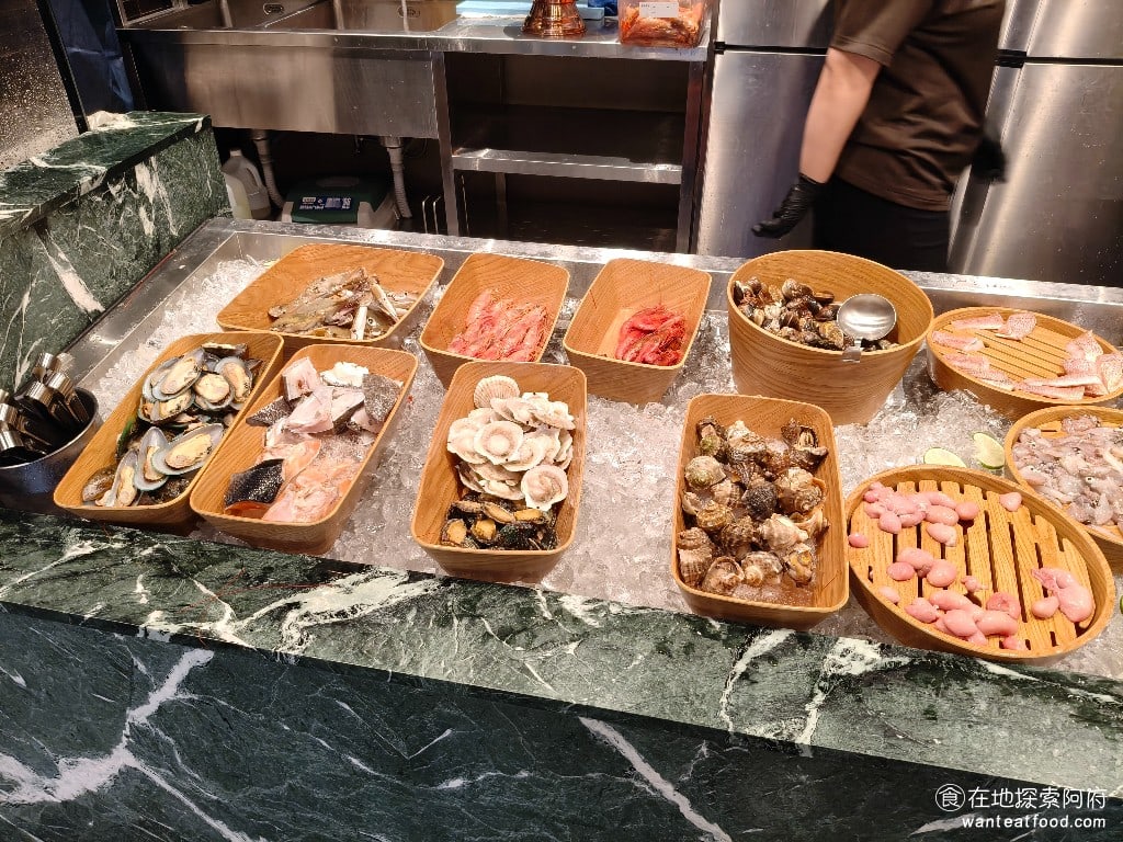 饗麻饗辣PLUS LALAPORT南港店 LALAPORT南港店菜單 海鮮區 海鮮區是讓人眼睛一亮的地方，活蝦是《饗麻饗辣 lalaport南港店》的招牌，肉質吃起來非常的軟嫩、甘甜，螃蟹的味道也很棒，肉質厚實且飽滿，龍膽石斑吃起來非常的新鮮，品質也很不錯。 @在地老饕阿府