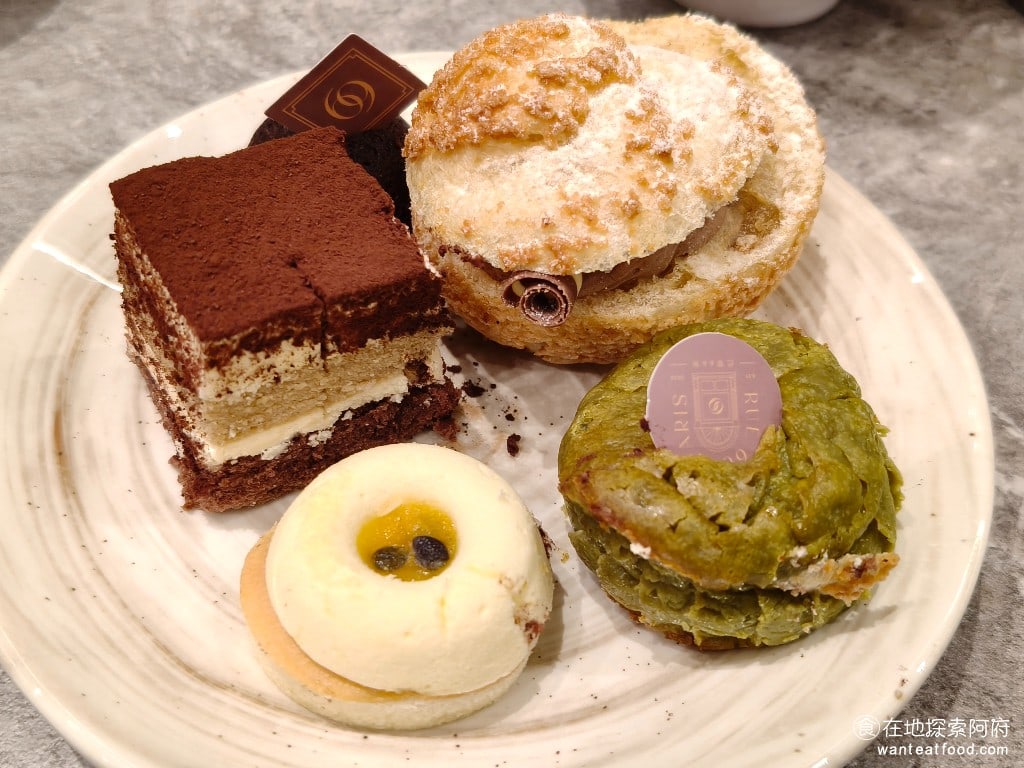 饗麻饗辣PLUS LALAPORT南港店 LALAPORT南港店菜單 《饗麻饗辣 lalaport南港店》的強項，與其說是火鍋，個人覺得是在甜點，甜點真的非常好吃，只不過當火鍋吃完後，甜點吃了一盤，就吃不下了。 @在地老饕阿府