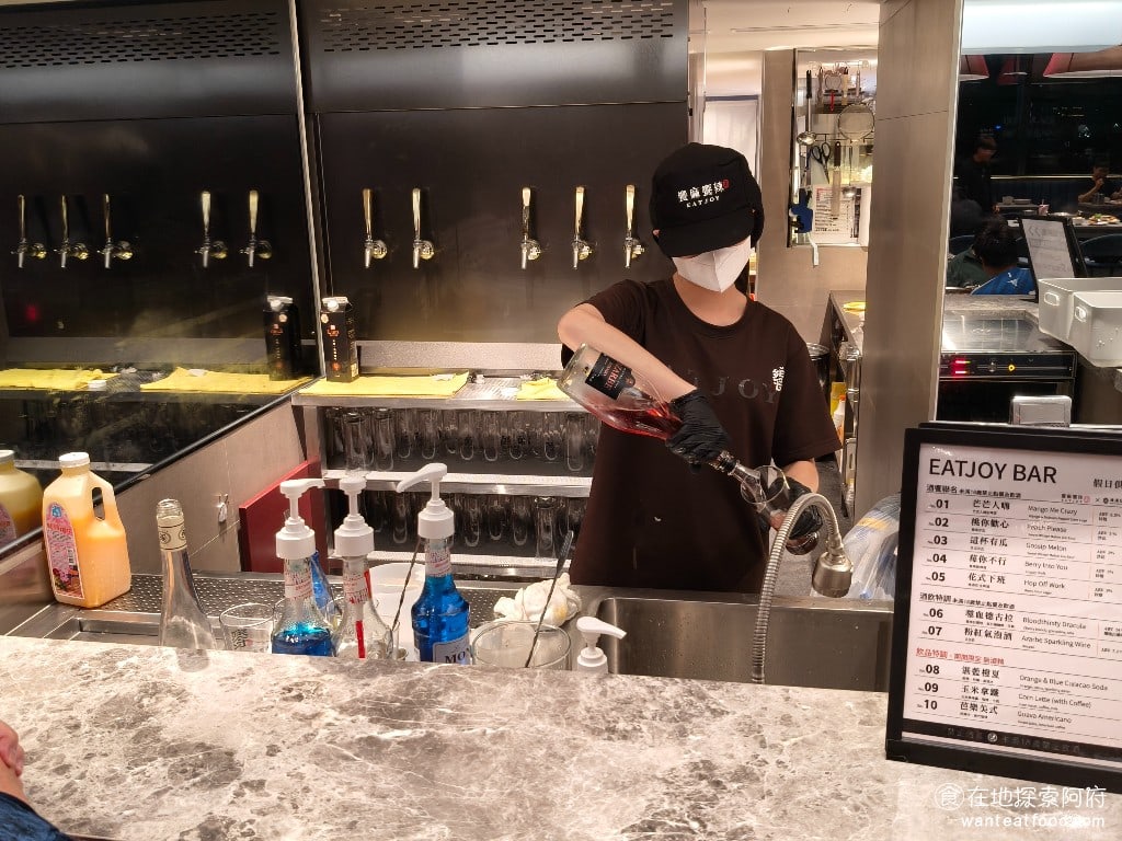 饗麻饗辣PLUS LALAPORT南港店 LALAPORT南港店菜單 《饗麻饗辣 lalaport南港店》最大的特色，就是南港店限定的微醺酒吧，他們和啤酒肚釀製合作，推出了7種的酒精飲料，包含茫茫人海啤酒、嗜血德古拉調酒，光聽名字就覺得非常有趣。 @在地老饕阿府